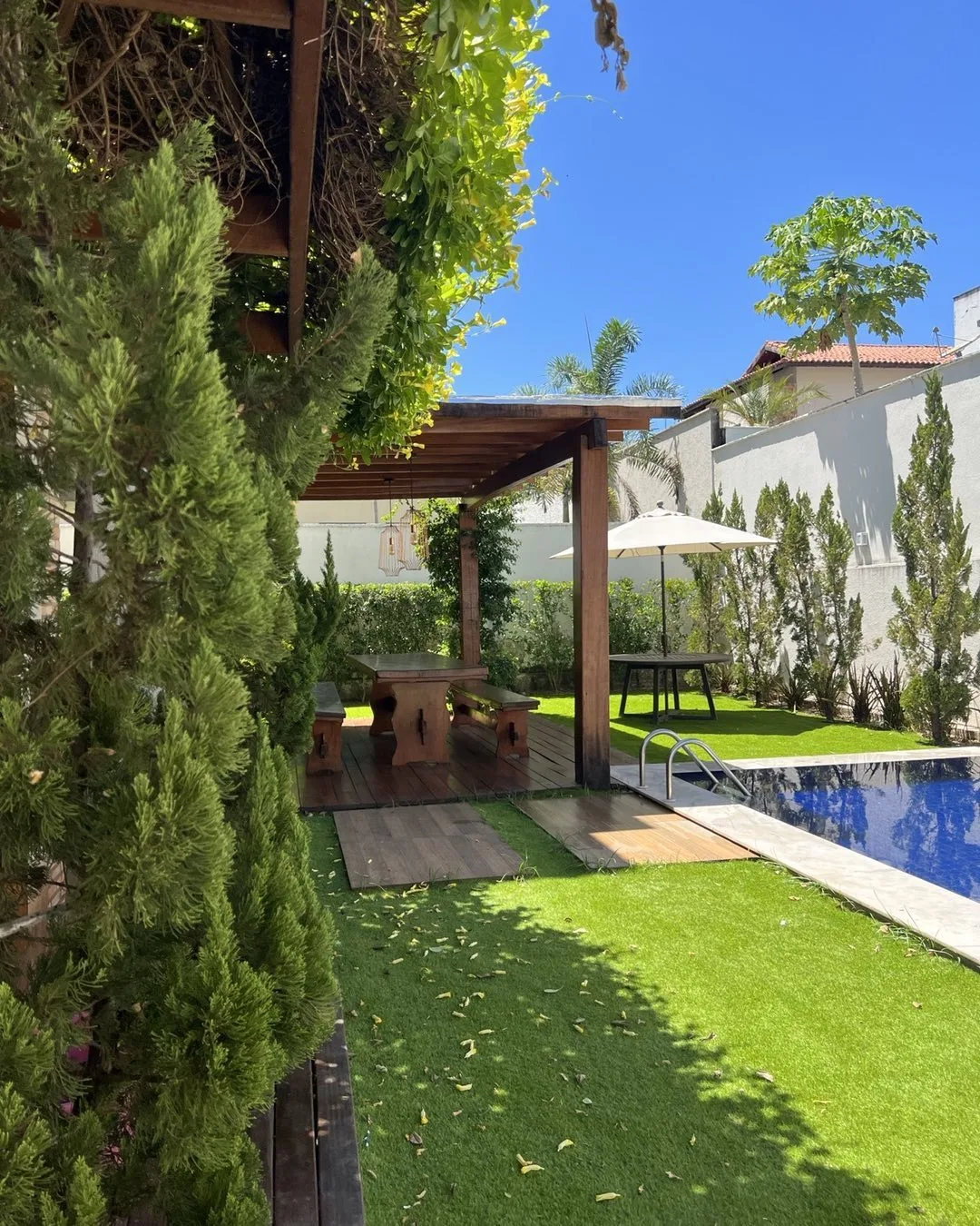 Grama sintética paisagística aplicada em jardim