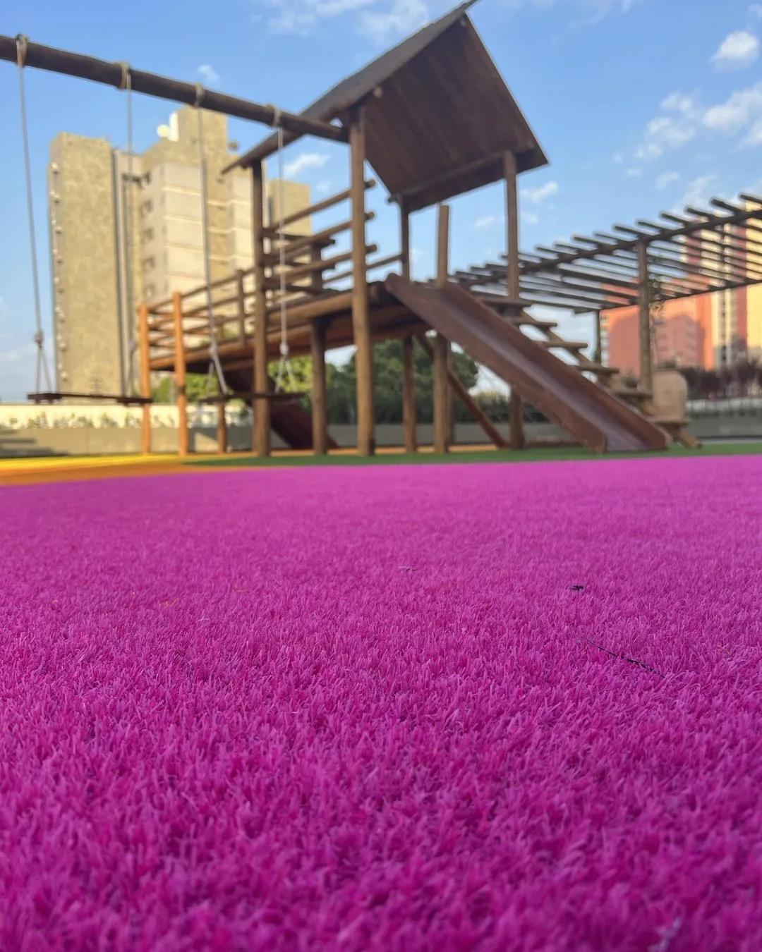 Aplicação de grama sintética rosa